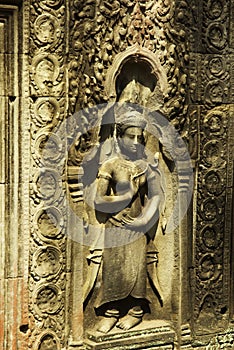 Apsara dancer bas-relief on ancient Angkor temple