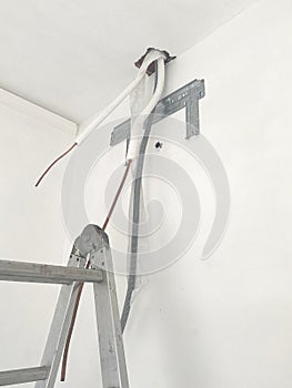 Ar condicionado sendo preparado para instalaÃ§Ã£o em parede de quarto residencial photo