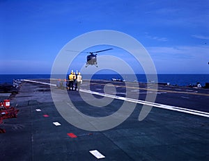 ara, aircraft carrier 25 de mayo, argentine navy, year 1982 malvinas war, falklands, helicopter landing with soldiers