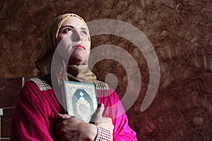Mujer musulmana Corán santo un libro agotador hiyab 