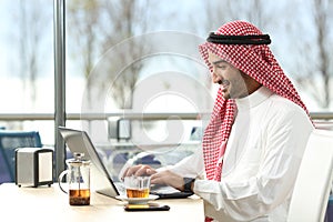 Arab saudi man working online with a laptop