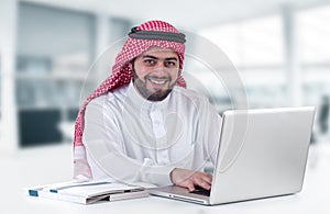 Arabský podnikateľ prenosný počítač v kancelária 