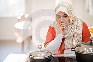 Arabo bellissimo casalinga creazione pranzo 
