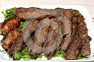 Arabština kuchyně tradiční jídlo a který je mleté balený v jehněčí tuk dřevěné uhlí grilovaný 