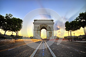 Arco sobre el atardecer París 