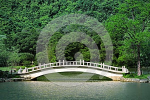 Arch bridge