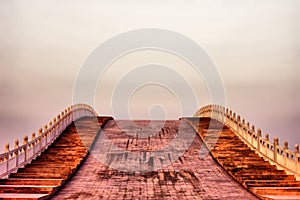 Arco ponte sul tramonto 