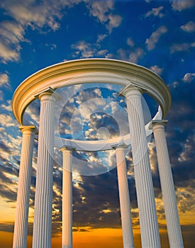 Arch with columns, arranged in a circle