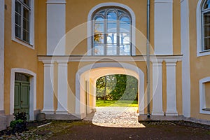 Arch passway in VÃ¤Ã¤na Manor yard.