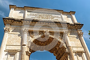 Arco da sul romano sul il cielo Roma, Europa 