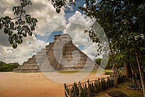 Pyramid of Kukulkan in ChichÃ©n ItzÃ¡ - MÃ©xico, YucatÃ¡n photo