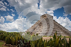 Pyramid of Kukulkan in ChichÃ©n ItzÃ¡ - MÃ©xico, YucatÃ¡n photo