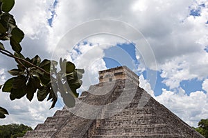 Pyramid of Kukulkan in ChichÃ©n ItzÃ¡ - MÃ©xico, YucatÃ¡n photo