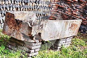 Archaeological site of Ostia Antica: Wall with chromatic decoration and sarcophagus