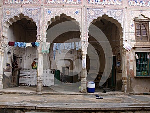 Arches in the inner courtyard of an ancient palace or haveli in Mandawa, Rajasthan, India