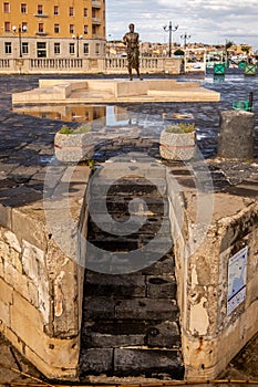 Archimedes: Statue of the genious in his birthplace, Siracusa, Sicily, Italy