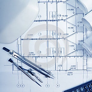 Arquitectónico planes dibujo técnico rollos de pan Brújula divisor calculadora blanco sobre el planes. ingeniería herramientas 