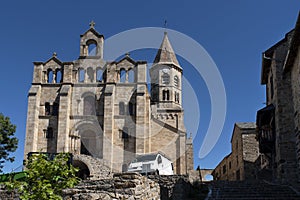 Ãâ°glise dans une ville franÃÂ§aise photo