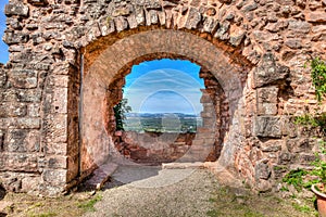 Arco de castillo con la vista alemania 