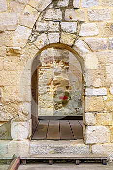 Arco de piedra en los anchos muros medievales del castillo de Zamora Spain. photo