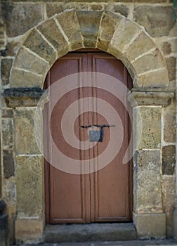 Arco en piedra con puerta en madera. photo