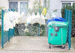 Area for garbage with a container near the house