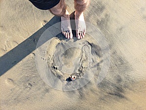 Pies piernas en la playa photo