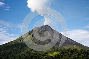 Vulcano Arenal in costa rica con un pennacchio di fumo.