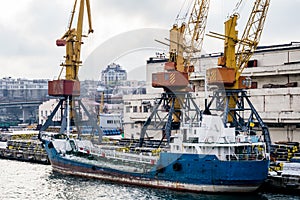 Ñargo cranes in the port in the winter and boat