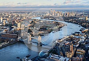 Z londýn rieka temža a veža most na západ slnka 
