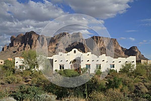 Arizona, Apache Junction: Adobe House at the Foot of Superstition Mountains