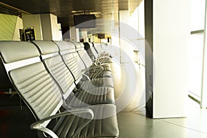 Armchairs are in the waiting room and the arrival of aircraft at the airport. With a view of the planes