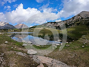 Panoramico sul Italiano dolomiti. ettaro molti sfumature turchese sul marina militare blu 