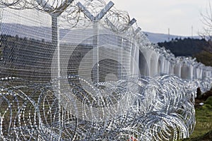 The army of F.Y.R. of Macedonia continues the fence construction