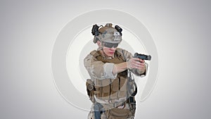 Armáda muž ukazuje pištole v násobok inštrukcie pripravený boj proti na 