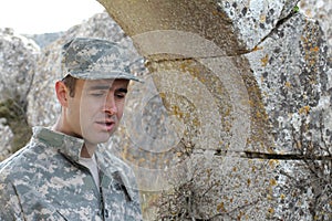 Armáda vojak plač počas misie 