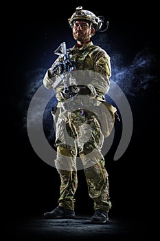 Armáda vojak v ochranný boj proti jednotný držanie zvláštne operácie sily boj proti útok puška na tmavý 
