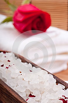 Aromatic rose bathing salt