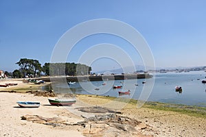 Arousa Island boats on the beach Praia A Sapeira, Pontevedra pro