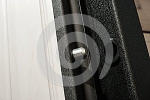 Arpenter installs a reliable burglar-resistant lock in the metal door.