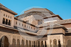 Arquitectura de arte nazarÃÆÃÂ­ en el patio de los leones de la Alh photo