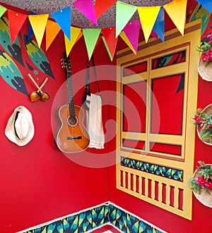 Arrangement decorated with flowers, leaves, guitar and a hat for the Colombian