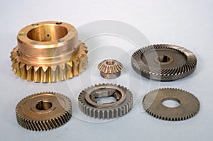Arrangement with different types of gear wheels with different types of cogging