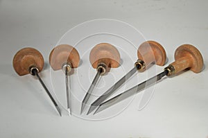 Arrangement with graving tools with cutting edges in different shapes