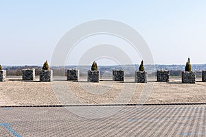 Arrangement of space made with the help of a fence made of stones placed in steel baskets.