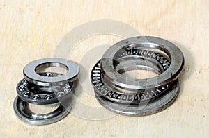 Arrangement with two semiopen thrust bearings, one with balls and one with rolls photo