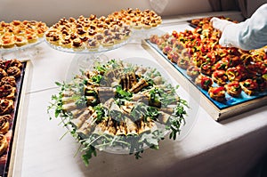 Arranging catering food