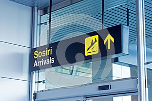 Arrivals airport sign