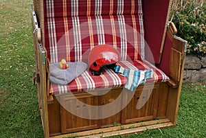 Arrived! The squeaky duck with a red heart in the roofed wicker beach chair makes for a lot of fun