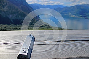 Arrow with the inscription Ebensee 10km with beautiful Mountains and a lake in the backround.